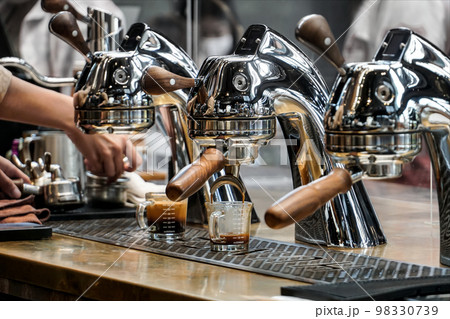 coffee extraction from professional coffee machine with bottomless filter 98330739