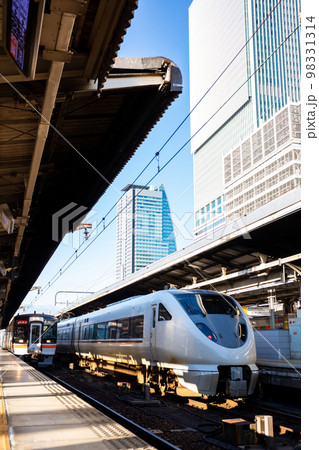 【名古屋駅】発車を待つ特急しらさぎと快速みえ 【名古屋駅】発車を待つ特急しらさぎと快速みえ 98331314