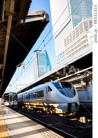 【名古屋駅】発車を待つ特急しらさぎと快速みえ 【名古屋駅】発車を待つ特急しらさぎと快速みえ 98331315