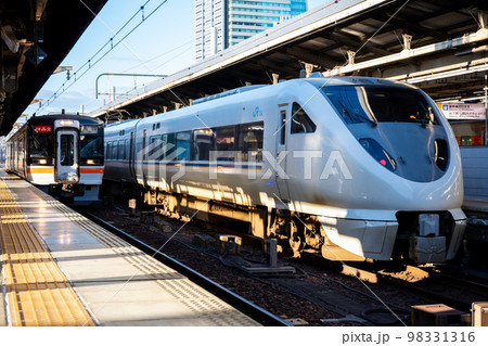 【名古屋駅】発車を待つ特急しらさぎと快速みえ 98331316