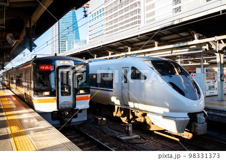 【名古屋駅】発車を待つ特急しらさぎと快速みえ 98331373