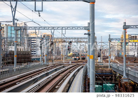 【名古屋駅】名駅に入線するドクターイエローと快速みえ 98331625