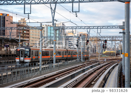 【名古屋駅】名駅に入線する快速みえとドクターイエロー 【名古屋駅】名駅に入線する快速みえとドクターイエロー 98331626