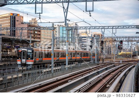 【名古屋駅】名駅に入線する快速みえとドクターイエロー 98331627