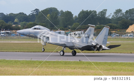 在欧アメリカ空軍F-15Cイーグル着陸 98332191