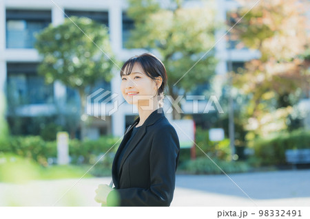 屋外のビジネスウーマン 98332491