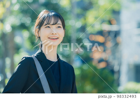 屋外のビジネスウーマン 屋外のビジネスウーマン 98332493