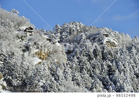 冬の山寺 98332498