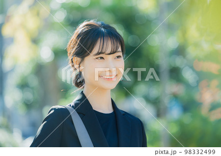 屋外のビジネスウーマン 98332499