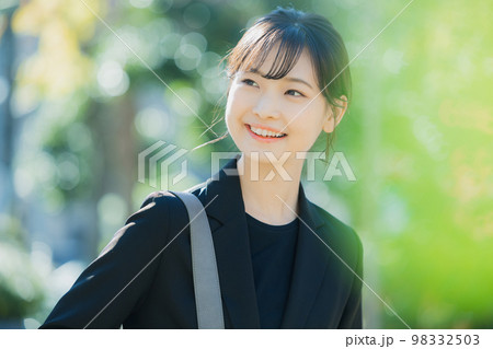 屋外のビジネスウーマン 98332503