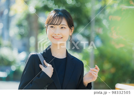 屋外のビジネスウーマン 98332505
