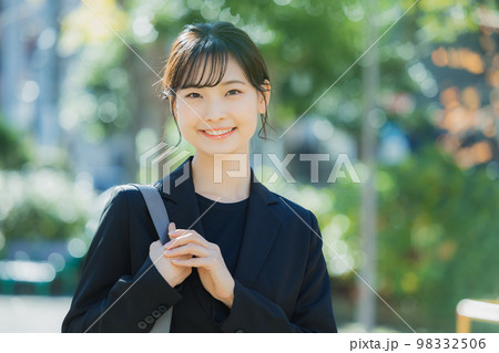 屋外のビジネスウーマン 98332506