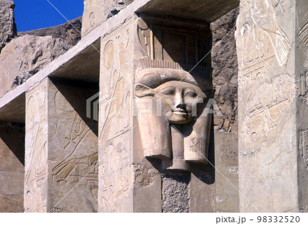 ハトシェプスト女王葬祭殿　女性の彫像　エジプト 98332520