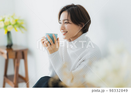 ニットの女性 リビング ニットの女性 リビング 98332849