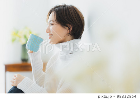 ニットの女性 リビング ニットの女性 リビング 98332854
