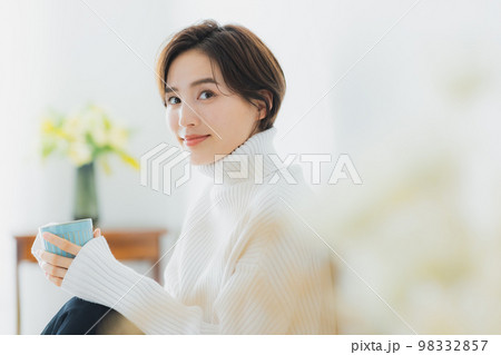 ニットの女性 リビング ニットの女性 リビング 98332857