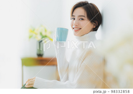 ニットの女性　リビング 98332858