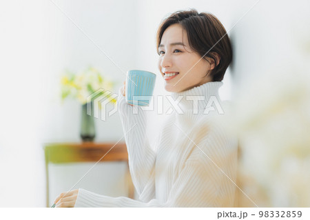 ニットの女性　リビング 98332859