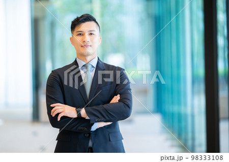 男性、ビジネス、ビジネスマン、日本人、スーツ、フォーマル、CEO、若手社長、オフィス、男性社員 男性、ビジネス、ビジネスマン、日本人、スーツ、フォーマル、CEO、若手社長、オフィス、男性社員 98333108