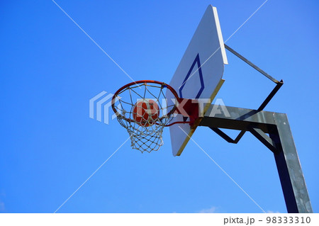 晴れた日のバスケットリング　シュートが決まる 98333310