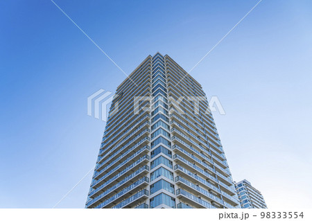 青空を背景に建つタワーマンション 98333554