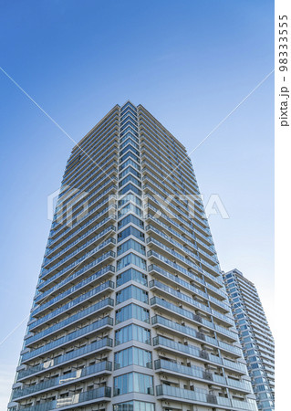 青空を背景に建つタワーマンション 98333555