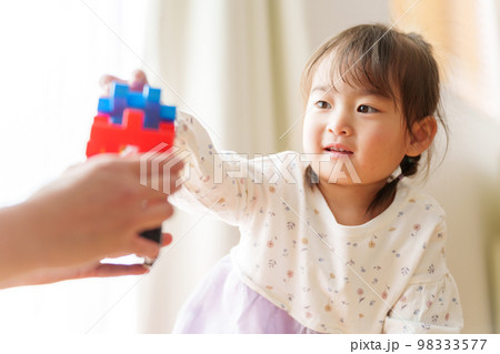 おもちゃと遊ぶ女の子とお母さん おもちゃと遊ぶ女の子とお母さん 98333577