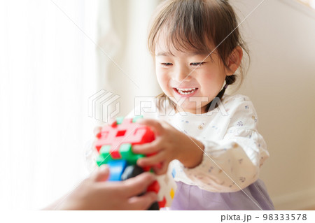 おもちゃと遊ぶ女の子とお母さん 98333578