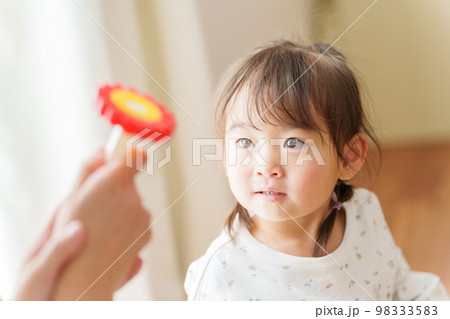 おもちゃと遊ぶ女の子とお母さん 98333583