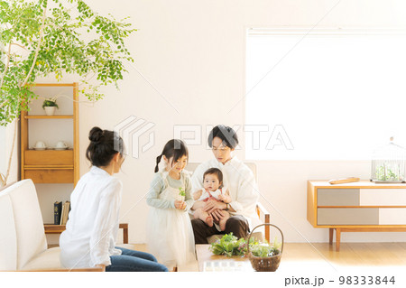 幸せそうなファミリー 98333844
