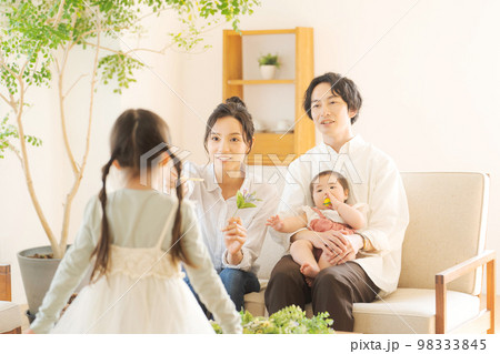 幸せそうなファミリー 98333845