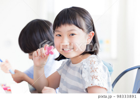 教育　英会話教室でレッスンを受ける子供 98333891