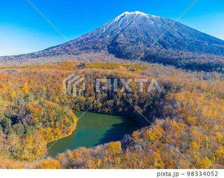 10月北海道・倶知安町　羊蹄山（蝦夷富士）と紅葉シーズンの半月湖 98334052