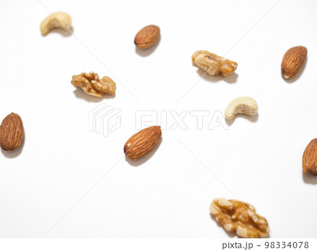 散らばったミックスナッツ（アーモンド・カシューナッツ・クルミ） 98334078