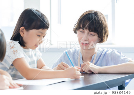 教育　英会話教室でレッスンを受ける子供 98334149