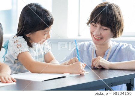 教育　英会話教室でレッスンを受ける子供 98334150
