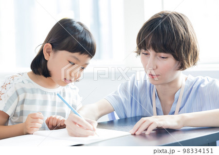 教育　英会話教室でレッスンを受ける子供 98334151