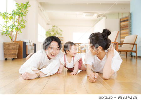 かわいい赤ちゃんと両親 98334228
