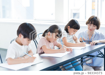 教育　英会話教室で勉強する子供とネイティブ講師 98334373