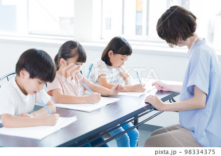 教育 英会話教室で勉強する子供とネイティブ講師 教育 英会話教室で勉強する子供とネイティブ講師 98334375
