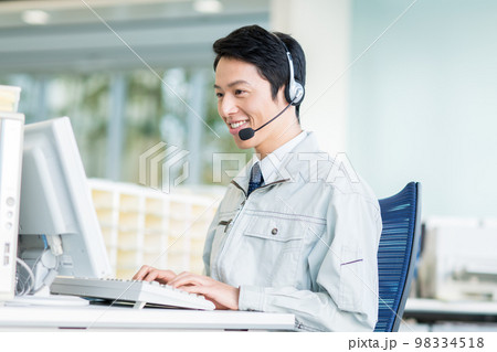 オフィスのオペレーターの男性　 98334518