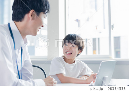 塾で勉強する男の子 98334533