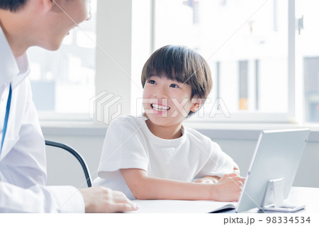 塾で勉強する男の子 98334534
