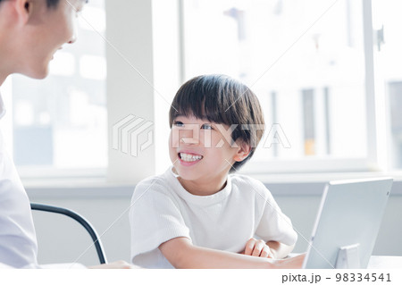 塾で勉強する男の子 塾で勉強する男の子 98334541