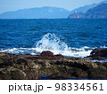 日本海。岩に打ち寄せる波 98334561