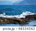 日本海。岩に打ち寄せる波2 98334562