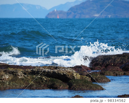 日本海。岩に打ち寄せる波2 98334562