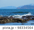 日本海。岩に打ち寄せる波4 98334564