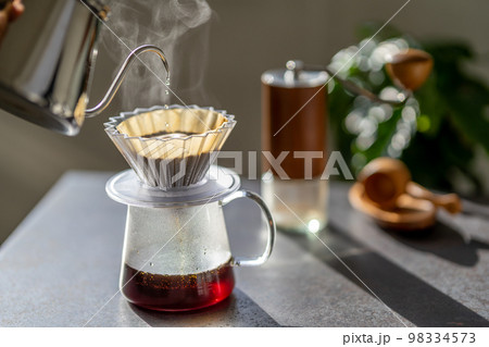 珈琲 コーヒー ハンドドリップ ORIGAMI 抽出 湯気 メタルカウンター 珈琲 コーヒー ハンドドリップ ORIGAMI 抽出 湯気 メタルカウンター 98334573