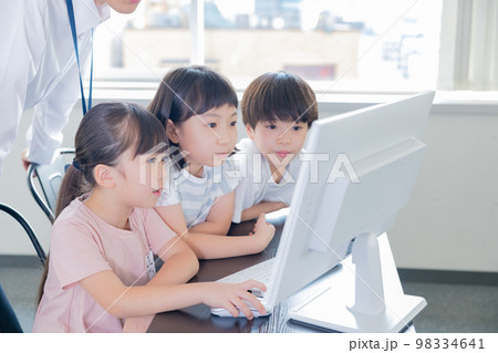 パソコンを使いレッスンを受ける子どもたち 98334641